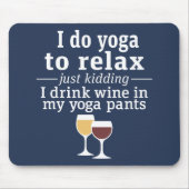 ワイおもしろいン引用文 – 私はヨガパンツでワインを飲む マウスパッド (正面)