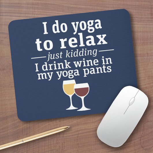 ワイおもしろいン引用文 – 私はヨガパンツでワインを飲む マウスパッド