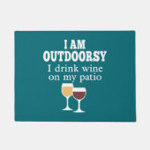 ワイおもしろいン引用文 – 私は私のパティオでワインを飲む ドアマット (正面)