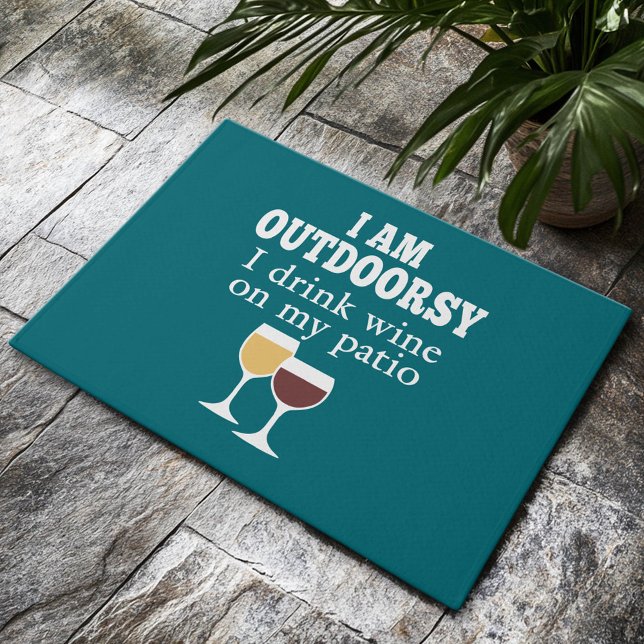 ワイおもしろいン引用文 – 私は私のパティオでワインを飲む ドアマット (Custom Welcome Mat)