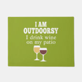 ワイおもしろいン引用文 – 私は私のパティオでワインを飲む ドアマット (正面)