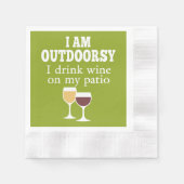 ワイおもしろいン引用文 – 私は私のパティオでワインを飲む 縁ありカクテルナプキン (正面)