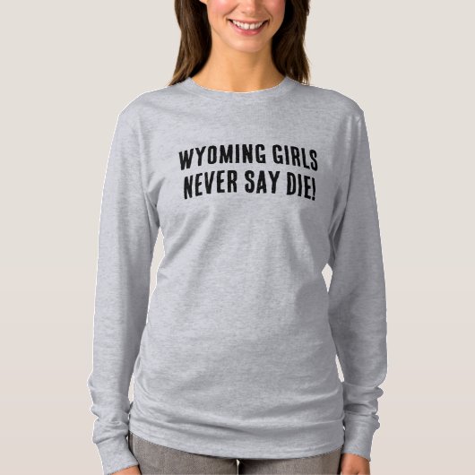 ワイオミング女の子は決して死ぬと言わない | ウエスタン女性のカーボーイ Tシャツ (正面)