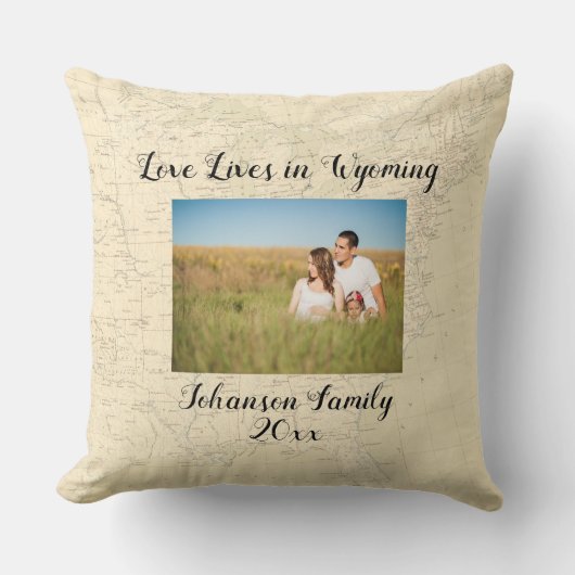 ワイオミング州に住む古い地図州の形をした写真 クッション (正面)