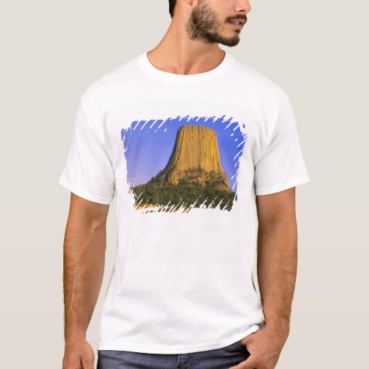 ワイオミング州のデビルスタワー国定記念物 Tシャツ (正面)