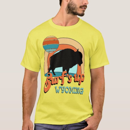 ワイオミング州のバイソン+サーフィン+レトロ Tシャツ (正面)