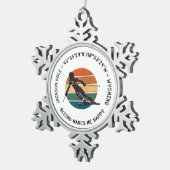 ワイオミング州スキージャクソンホール – 白い上の女性スキーヤー スノーフレークピューターオーナメント (右)