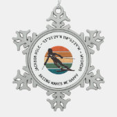 ワイオミング州スキージャクソンホール – 白い上の女性スキーヤー スノーフレークピューターオーナメント (正面)