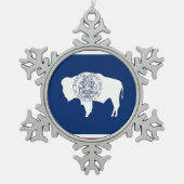 ワイオミング州旗を持つスノーフレークオーナメント スノーフレークピューターオーナメント (正面)