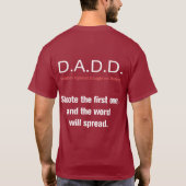 ワイシャツに日付を記入している娘に対するお父さん Tシャツ (裏面)