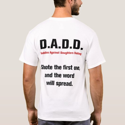 ワイシャツに日付を記入している娘に対するお父さん Tシャツ (裏面)