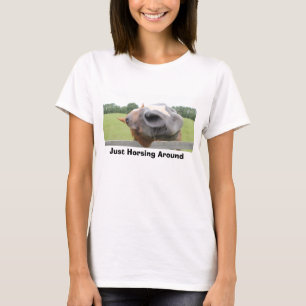 ワイシャツのまわりのちょうどHorsing Tシャツ