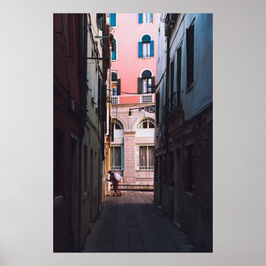 ワイシャツを着た女性とSI上のブラックパンツ歩く ポスター (正面)