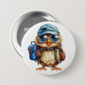 ワイズリトルトラベラー – バックパック付きキッドフクロウ 缶バッジ (正面&裏面)