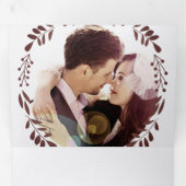 ワイナリー深いブルガンディーレッドフローラ結婚リース 三つ折り招待状 (内部最初)