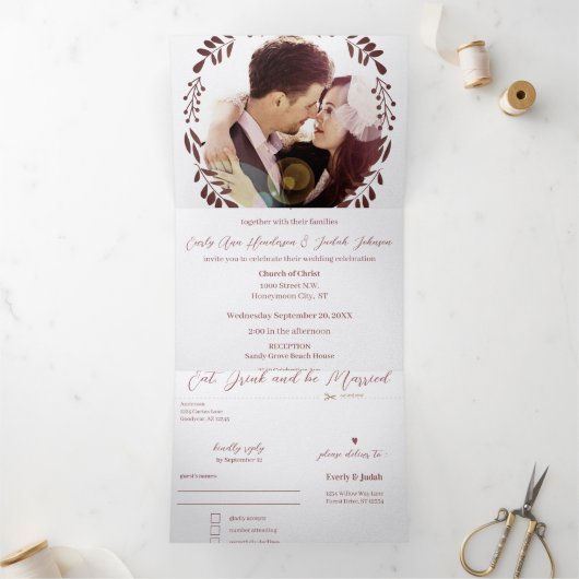 ワイナリー深いブルガンディーレッドフローラ結婚リース 三つ折り招待状 (内部)