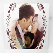 ワイナリー深いブルガンディーレッドフローラ結婚リース 三つ折り招待状 (内部最初)