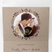 ワイナリー深いブルガンディーレッドフローラ結婚リース 三つ折り招待状 (内部最初)