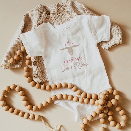 ワイノナピンク女性のカーボーイファーストロデオバースデーパーティー ベビーボディスーツ