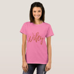 ワイフィーゴールドフォイルとピンクのタイポグラフィシャツ Tシャツ<br><div class="desc">新婚旅行で衣服に来たウィフィーのゴールドフォイルタイポグラフィとピンクTシャツ。</div>