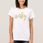 ワイフェイゴールドフォイルタイポグラフィシャツ Tシャツ<br><div class="desc">新婚旅行で衣服に来たウィフィーゴールドフォイルタイポグラフィTシャツ。</div>