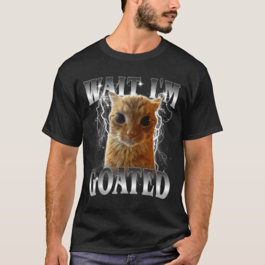 ワイマジでGOATやん、笑える凝視猫ミーム  Tシャツ (正面)