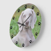 ワイマパーソナライズされたラナーの子犬の前足の印刷時間 ラージ壁時計 (傾斜)