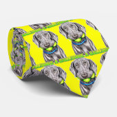 ワイマラーがボールを持っている ネクタイ (ロール)