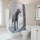 ワイマラーは雪のクリスマスを手放した シャワーカーテン (インサイチュ)