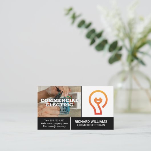 ワイヤで作業する電気技師 名刺 (スタンド正面)
