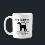 ワイヤキツネテリアの寿命がパーソナライズされた良い コーヒーマグカップ<br><div class="desc">このコーヒーマグは、ワイヤーキツネテリアを所有する家族に最適である。「Life is better with our Wireキツネテリア」と書かれており、犬の名前を下に置くことができる。それは自分自身素晴らしのためまたはワイヤキツネテリア愛の友人のためのあなたの贈り物を作る。</div>