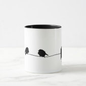 ワイヤーに坐っている3羽の小さい鳥 マグカップ (中央)