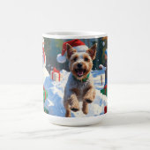 ワイヤーキツネテリア走ーのクリスマス帽子と雪 コーヒーマグカップ (中央)