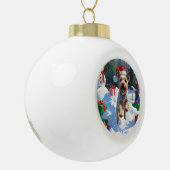 ワイヤーキツネテリア走ーのクリスマス帽子と雪 セラミックボールオーナメント (左)