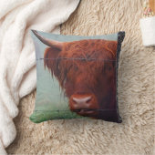 ワイヤーフェンスを噛む高地の牛 クッション (ブランケット)