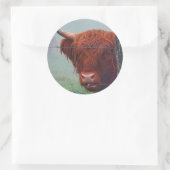 ワイヤーフェンスを噛む高地の牛 ラウンドシール (バッグ)