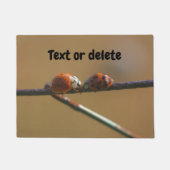 ワイヤーフキスをするェンスのラディバグパーソナライズされた ドアマット (正面)