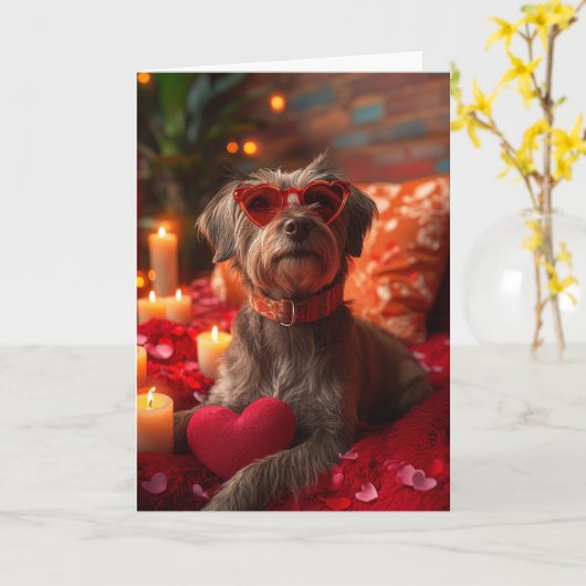 ワイヤーヘアード・ポインティング・グリフォンのハート満載のバレンタインデー カード (黄色い花)