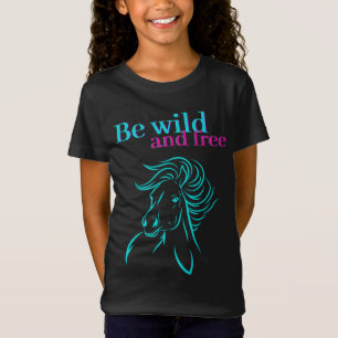 ワイルドで自由な馬のTシャツ Tシャツ