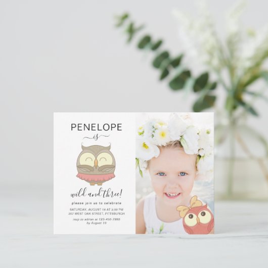 ワイルドと3つの可愛いフクロウの写真の誕生日パーティー インビテーションポストカード (スタンド正面)