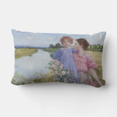 ワイルドなバラに囲まれた川の母と子 ランバークッション (裏面)