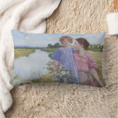 ワイルドなバラに囲まれた川の母と子 ランバークッション (ブランケット)