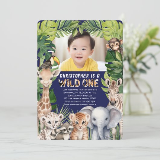 ワイルドな1つ、ネイビーサファリの最初の誕生日の写真 招待状 (スタンド正面)