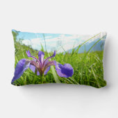 ワイルドアイリスとアラスカの風景 ランバークッション (裏面)