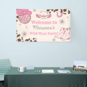 ワイルドウエスト女性のカーボーイピンクバースデーパーティーへようこそ 横断幕 (トレードショー)