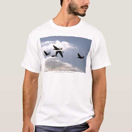 ワイルドガチョウの飛行 | Tシャツ |カスタマイズ知恵 (正面)