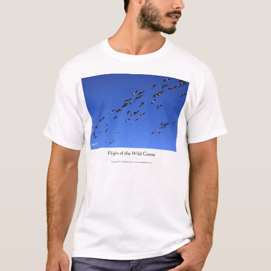 ワイルドガチョウのTシャツの飛行 Tシャツ (正面)