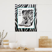 ワイルドサイドを歩く – 女性のカーボーイブーツゼブラアート ポスター (キッチン)