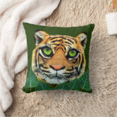 ワイルドタイガー顔オンフォレストグリーン クッション (ブランケット)