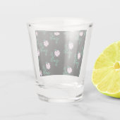 ワイルドバラ – 黒い背景のフローラルパターン ショットグラス (裏面)